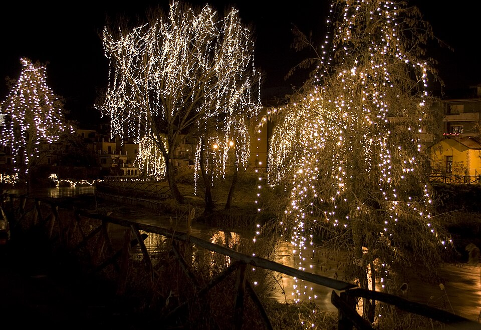 Fiume Velino con addobbi natalizi, Rieti